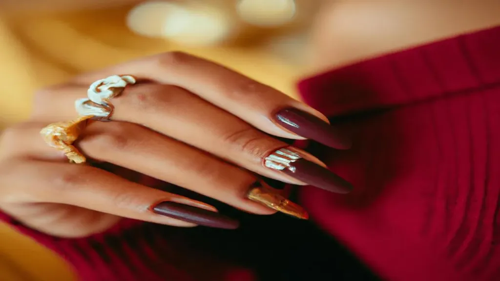 Jakie paznokcie do bordowej sukienki będą najlepsze?
