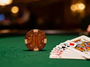 Rozłożone na drewnianym stole płytki do gry Rummikub, ułożone w serie i sekwencje podczas rozgrywki.